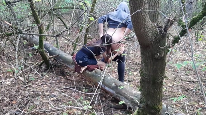 Случайный прохожий снял в лесу видео, как лесбиянка лижет анус своей подруге
